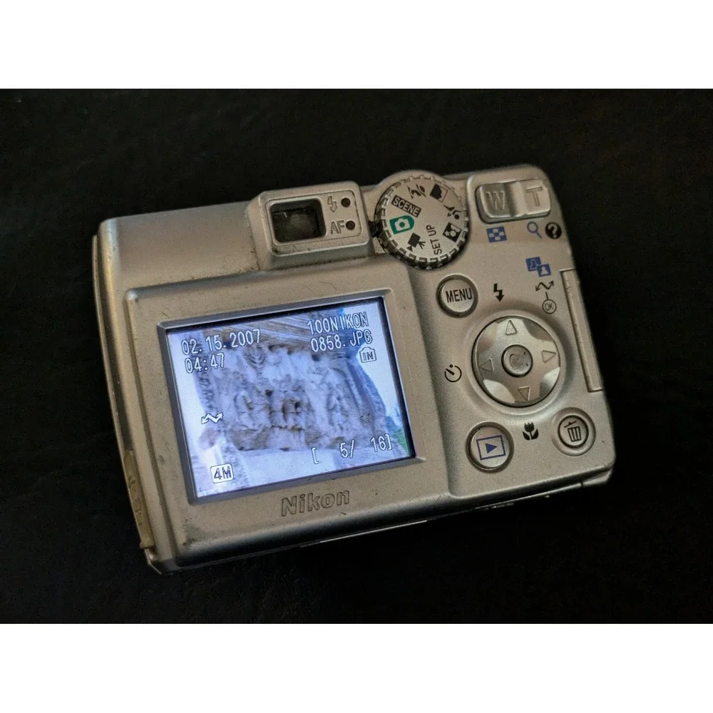 Nikon Coolpix 4600 Digital Camera Silver 4 Megapixels 3x Optical Zoom Works